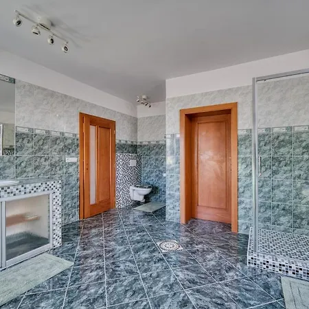 Spacious And Bright Two-bedroom Apartman *